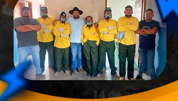 Entrega dos novos uniformes e equipamentos para auxiliar os trabalhos da brigada de incêndio florestal do município.